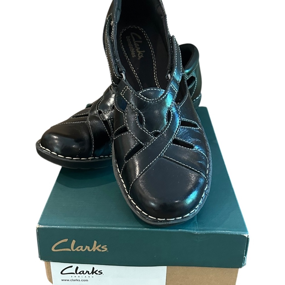 Clarks Closed Toe ‘Bendable’ Leather Flats with Criss-Cross Design. Like New 8 M